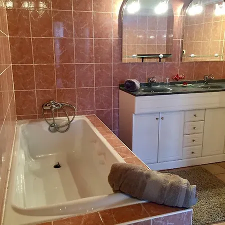 La Maison Perchee Le Vast